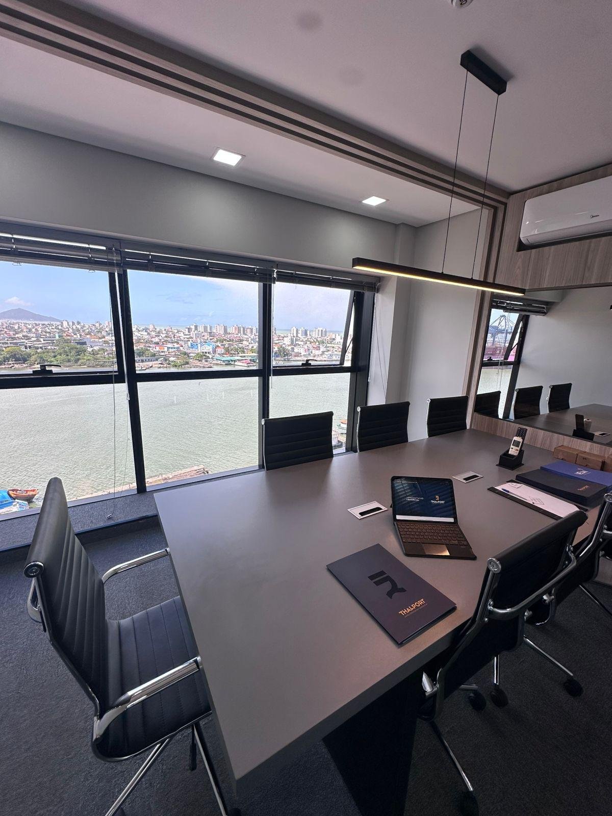 Sala de reunião da Thalport com vista para a região portuária