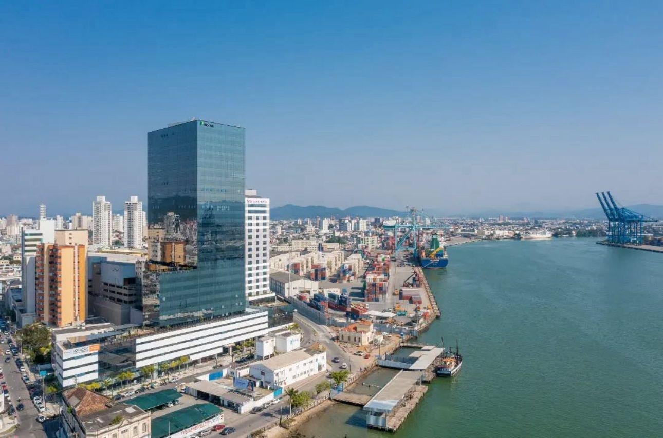 Vista aérea da região portuária e edifício corporativo
