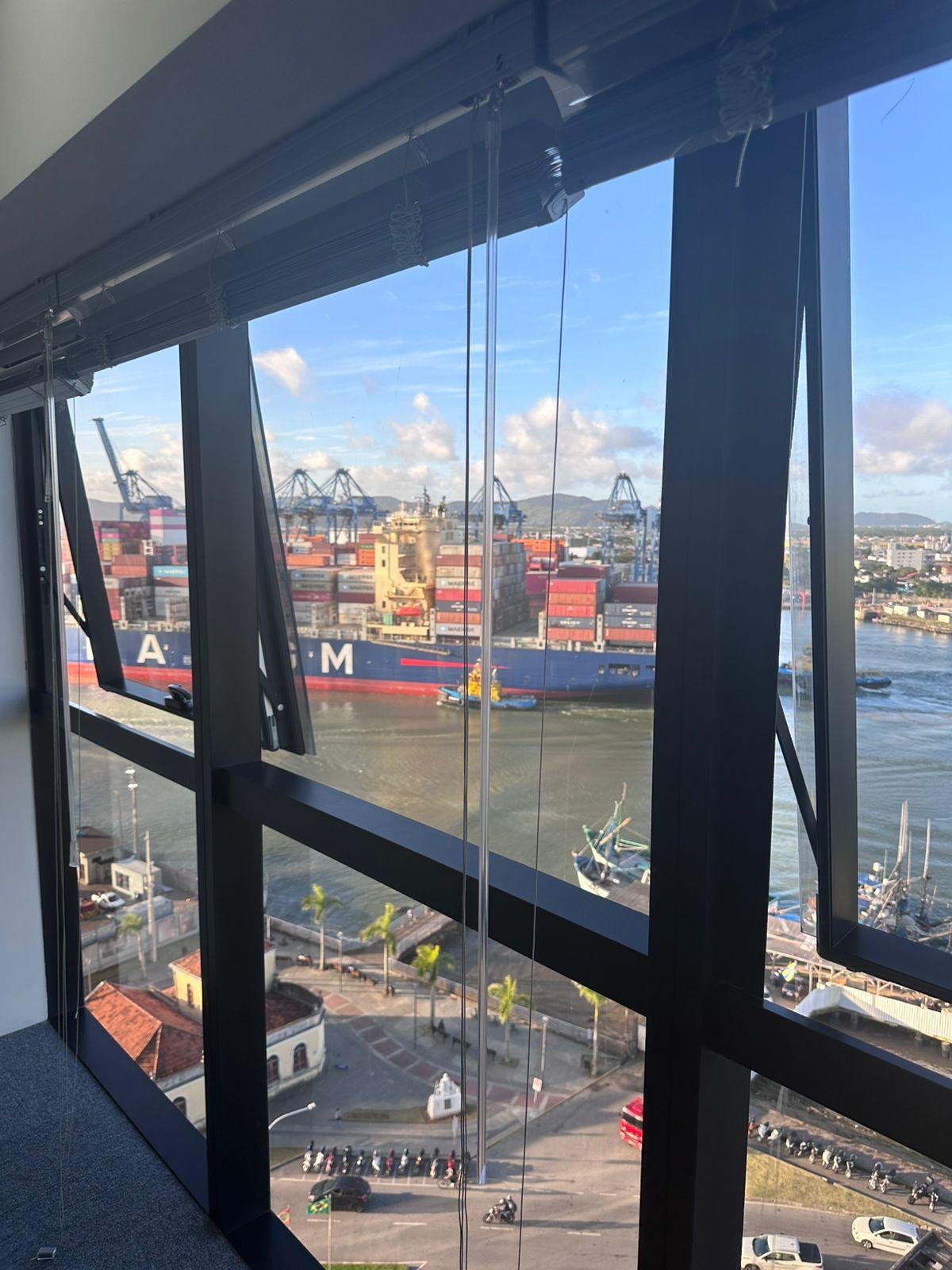 Vista para navio e contêineres a partir do escritório